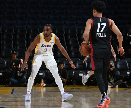 NBA夏联-湖人惜败热火3连败布朗尼复出3+5+3帽 克内克特20分 NBA夏联-湖人惜败热火3连败布朗尼复出3+5+3帽 克内克特20分