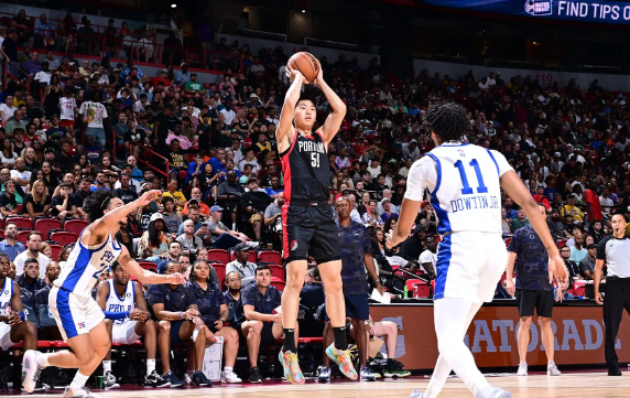 NBA夏联-崔永熙首秀6分1助攻，开拓者险胜76人，克林根8+11，魔仙哥11+7 