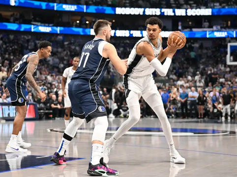 东契奇28+10+8克莱22分 文班低迷独行侠轻取马刺