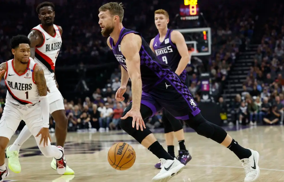 福克斯万分里程碑 艾顿两双 小萨16+13 国王111-98轻取开拓者 福克斯万分里程碑 艾顿两双 小萨16+13 国王111-98轻取开拓者