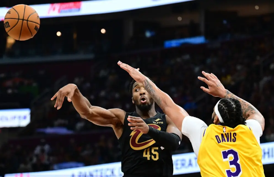 詹姆斯26分 米切尔24+7 湖人不敌骑士吞下两连败