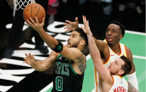 特雷杨缺阵 丹尼尔斯28+6断 布朗失绝杀 奥孔武补篮绝杀绿军