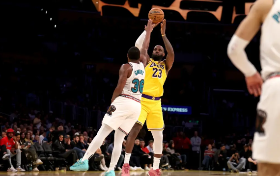 詹姆斯35+12+14再创新纪录 浓眉21+14 湖人复仇灰熊取3连胜 詹姆斯35+12+14再创新纪录 浓眉21+14 湖人复仇灰熊取3连胜