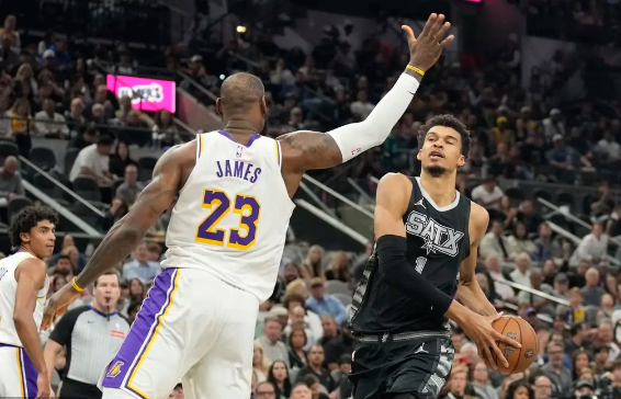 詹姆斯三双再创新纪录 浓眉40+12 文班28+14 湖人拔刺取4连胜