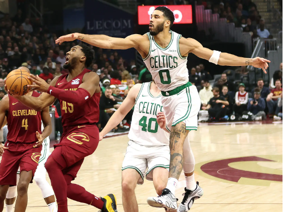 米切尔35+7&末节6中6 塔图姆33+8 骑士终结绿军7连胜 米切尔35+7&末节6中6 塔图姆33+8 骑士终结绿军7连胜