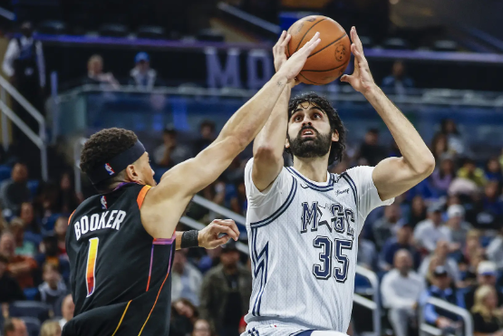 萨格斯末节14分 比塔泽21+16 布克25+7 残阵魔术送太阳3连败 萨格斯末节14分 比塔泽21+16 布克25+7 残阵魔术送太阳3连败