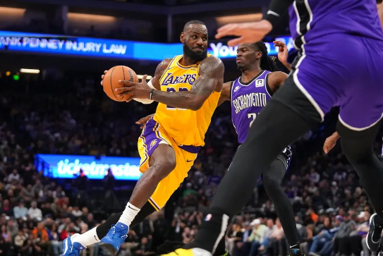 詹姆斯19+6+7&一场两项历史纪录 浓眉21+18+6帽 湖人再胜国王 詹姆斯19+6+7&一场两项历史纪录 浓眉21+18+6帽 湖人再胜国王