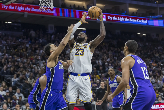 詹姆斯两分15中12&32分 浓眉两罚不中险酿大祸 湖人三杀国王 詹姆斯两分15中12&32分 浓眉两罚不中险酿大祸 湖人三杀国王