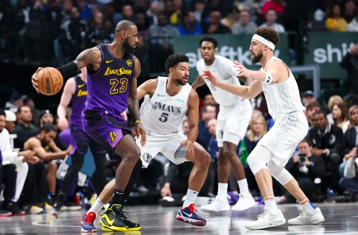 东欧缺阵 詹姆斯18+10+8 独行侠全员发挥擒湖人止5连败 东欧缺阵 詹姆斯18+10+8 独行侠全员发挥擒湖人止5连败