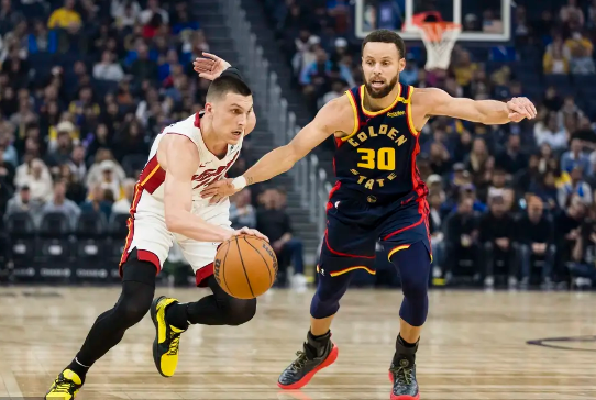 约维奇20分 库里31+7 热火背靠背6人上双&力克勇士止3连败 约维奇20分 库里31+7 热火背靠背6人上双&力克勇士止3连败