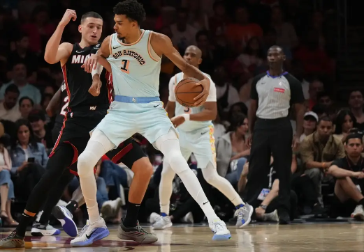 韦尔25+8 文班21+10 热火6人上双击退马刺 韦尔25+8 文班21+10 热火6人上双击退马刺