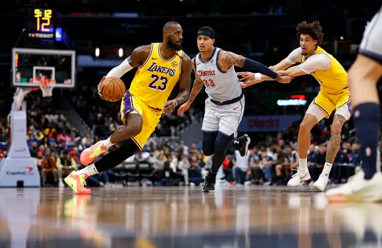 詹姆斯24+11 布朗尼5分2板2助 湖人38分大胜送奇才16连败
