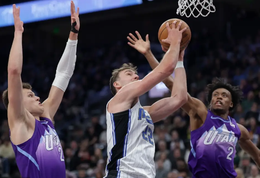 塞克斯顿22+8 小瓦37分 班凯罗19中4 爵士力克魔术止8连败 塞克斯顿22+8 小瓦37分 班凯罗19中4 爵士力克魔术止8连败