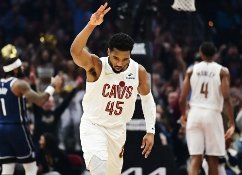 梅里尔9记三分 莫布里22+11 骑士8人上双43分大胜残阵独行侠 梅里尔9记三分 莫布里22+11 骑士8人上双43分大胜残阵独行侠