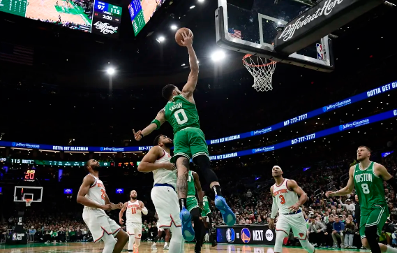 獭兔25+10+9 布朗24+8 唐斯24+18 绿军击退尼克斯取5连胜