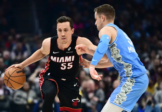 米切尔26+7 邓罗关键出界失误 骑士险胜热火迎12连胜锁季后赛 米切尔26+7 邓罗关键出界失误 骑士险胜热火迎12连胜锁季后赛