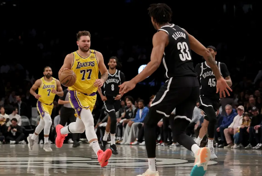 东契奇三双但25中8&5失误 小里14中3 老詹伤缺 湖人憾负篮网 东契奇三双但25中8&5失误 小里14中3 老詹伤缺 湖人憾负篮网