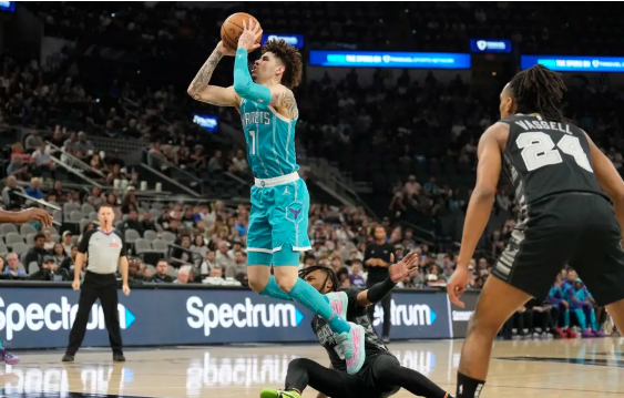 鲍尔27+14 马威14+10 卡斯尔26分 黄蜂26记三分射穿马刺 鲍尔27+14 马威14+10 卡斯尔26分 黄蜂26记三分射穿马刺