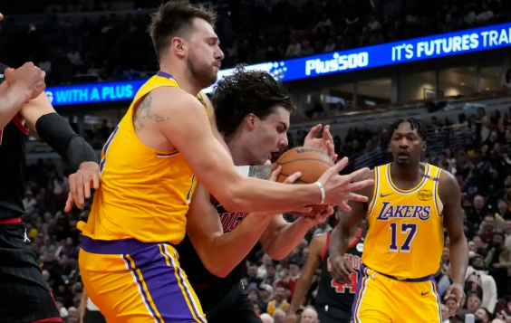 詹姆斯17+5&致命失误 基迪后场逆天压哨三分119-117绝杀湖人 詹姆斯17+5&致命失误 基迪后场逆天压哨三分119-117绝杀湖人