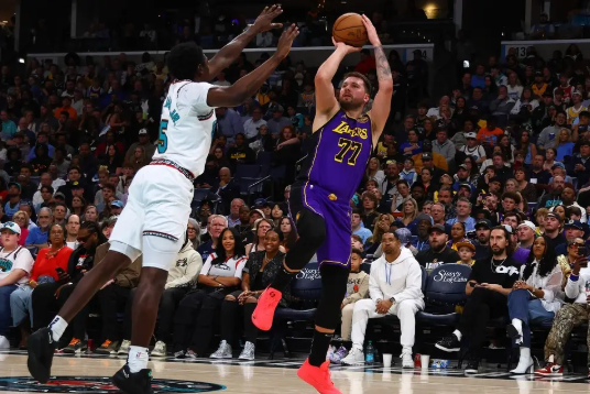 东詹里合砍85+21+25 莫兰特复出22+10 卡位战湖人力擒灰熊 东詹里合砍85+21+25 莫兰特复出22+10 卡位战湖人力擒灰熊