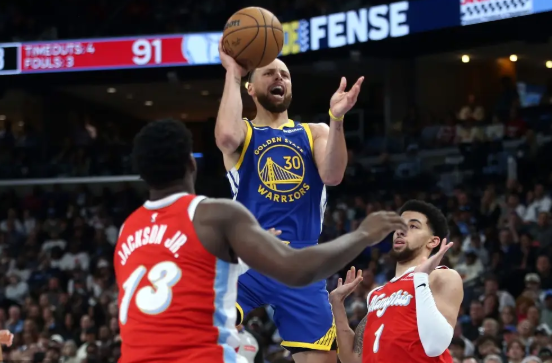 库里12记三分轰52+10+8+5断 莫兰特36+6 勇士擒灰熊升第五
