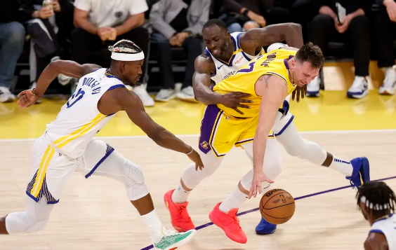 库里37+6 波杰姆28+8+6 詹姆斯33+5+9 勇士拒绝横扫力克湖人 库里37+6 波杰姆28+8+6 詹姆斯33+5+9 勇士拒绝横扫力克湖人