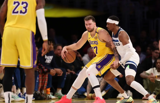 东契奇31+12+9 詹姆斯21+11+7 华子25+6 湖人擒狼扳平大比分 东契奇31+12+9 詹姆斯21+11+7 华子25+6 湖人擒狼扳平大比分