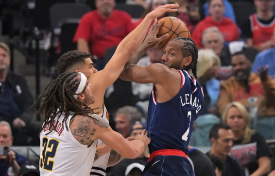 戈登压哨补扣绝杀!约基奇36+21+8 掘金拒绝快船逆转2-2扳平比分 戈登压哨补扣绝杀!约基奇36+21+8 掘金拒绝快船逆转2-2扳平比分